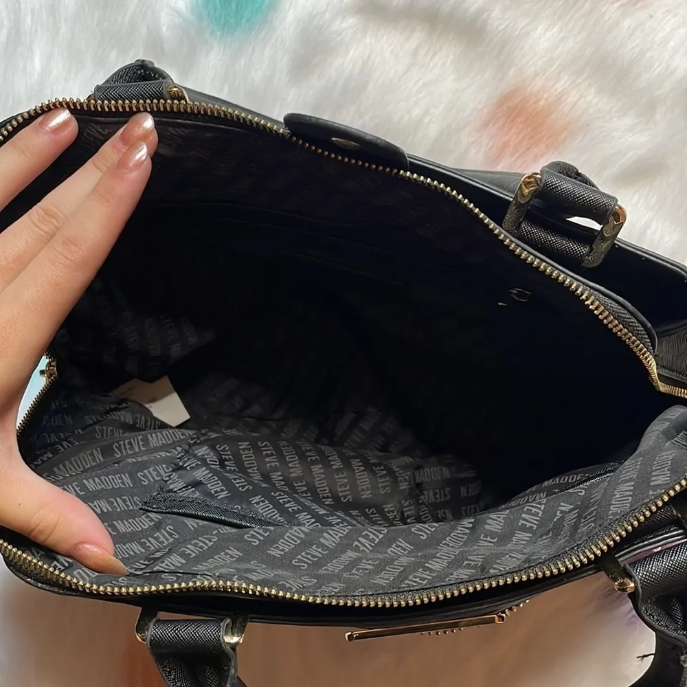STEVE Madden Black and Gold Bag‎